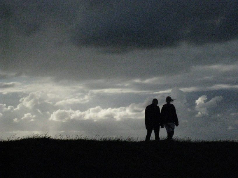 Couple sur les berges de l'Elbe à Glückstadt